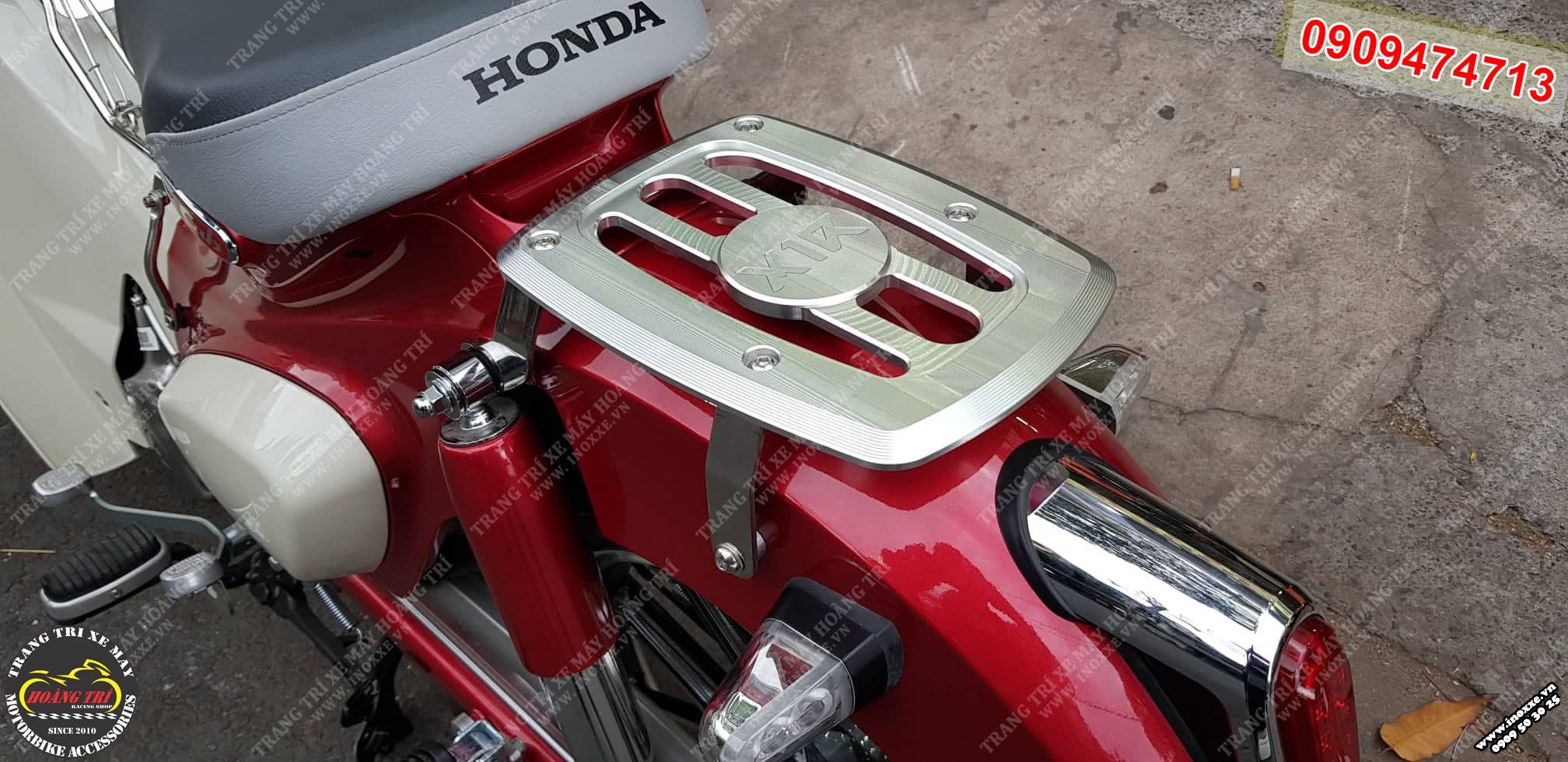 Lắp đặt lên xe phiên bản màu bạc của Baga nhôm CNC Honda Super Cub 2018